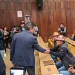 el presidente Rodrigo Paz saluda a dirigentes de los sindicatos afiliados a la COB