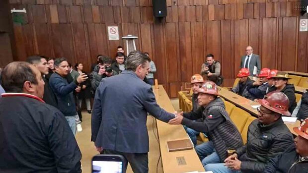 el presidente Rodrigo Paz saluda a dirigentes de los sindicatos afiliados a la COB