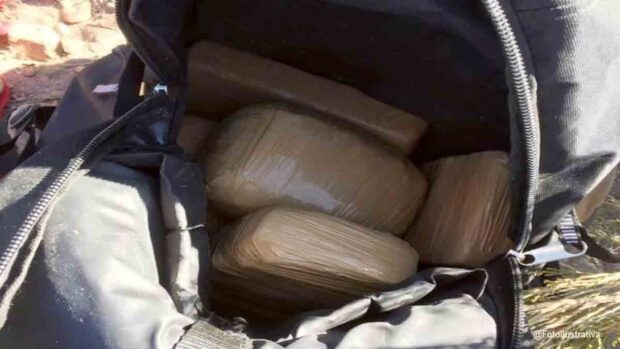 Hallan droga en mochilas en Parotani