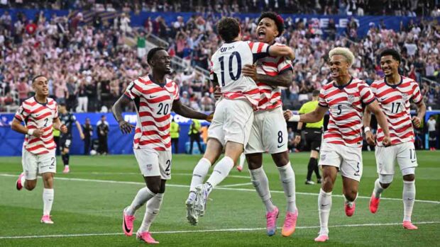 jugadores de EEUU celebra la victoria ante Paraguay