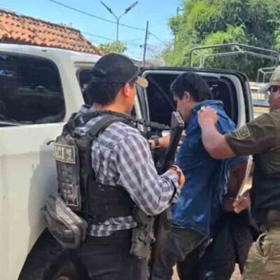 José Antonio Gumucio Torrico es metido a un vehículo policial