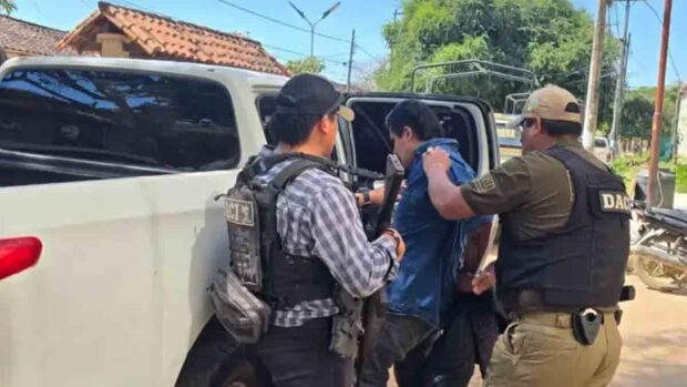 José Antonio Gumucio Torrico es metido a un vehículo policial