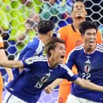 os japoneses Koki Ogawa (19) y Takehiro Tomiyasu (22) celebran el segundo gol de su equipo contra los Países Bajos