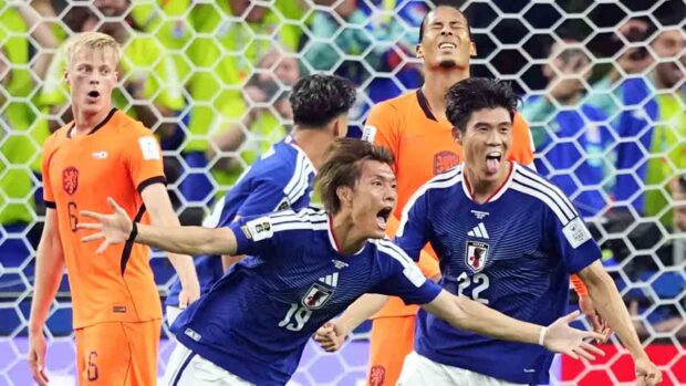 os japoneses Koki Ogawa (19) y Takehiro Tomiyasu (22) celebran el segundo gol de su equipo contra los Países Bajos