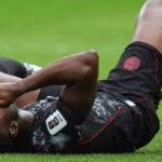 Ismael Koné tendido en el césped tras la dura lesión que sufrió