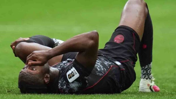 Ismael Koné tendido en el césped tras la dura lesión que sufrió