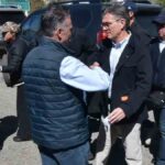el presidente Rodrigo Paz saluda al ministro Ernesto Justiniano