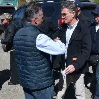 el presidente Rodrigo Paz saluda al ministro Ernesto Justiniano
