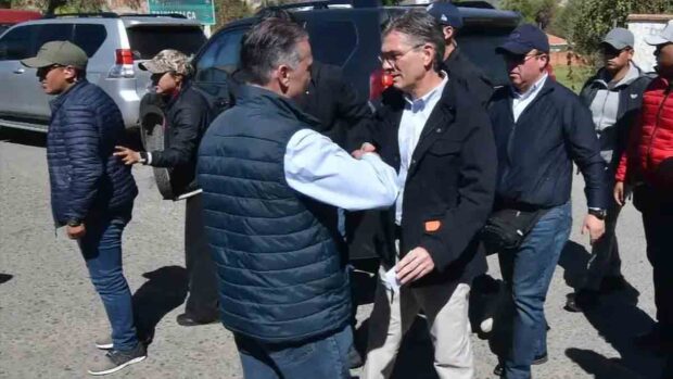 el presidente Rodrigo Paz saluda al ministro Ernesto Justiniano