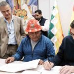 el presidente Rodrigo Paz firma acuerdo con trabajadores fabriles