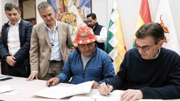 el presidente Rodrigo Paz firma acuerdo con trabajadores fabriles