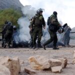 policías despejan un punto de bloqueo
