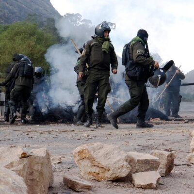 policías despejan un punto de bloqueo