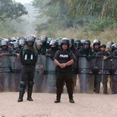 policías cerca del pozo petrolero tomado por afines a Evo Morales