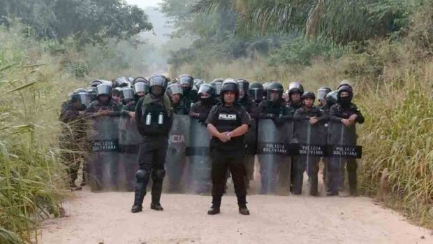 policías cerca del pozo petrolero tomado por afines a Evo Morales