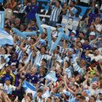 aficionados argentinos en el estadio de Kansas