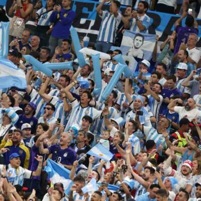 aficionados argentinos en el estadio de Kansas