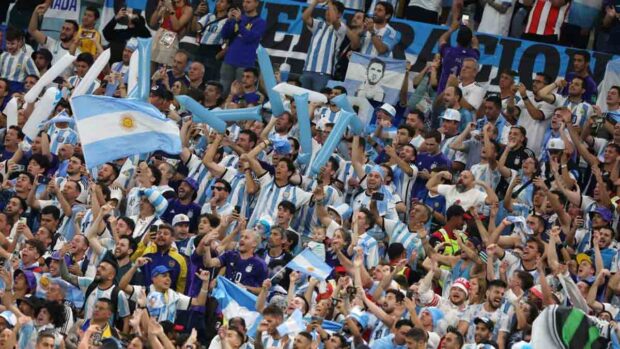 aficionados argentinos en el estadio de Kansas