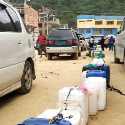 fila para la compra de combustible