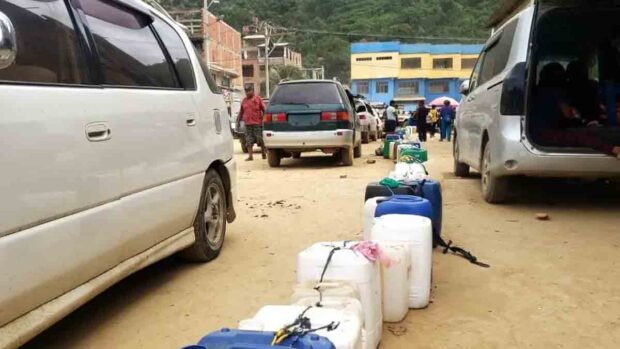 fila para la compra de combustible