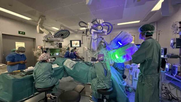 Robot practica cirugía pediátrica en Europa