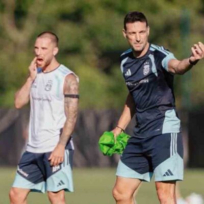Scaloni en uno de los entrenamiento de Argentina