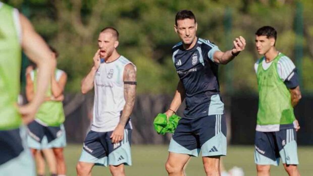 Scaloni en uno de los entrenamiento de Argentina