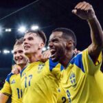 jugadores de Suecia festejan el triunfo