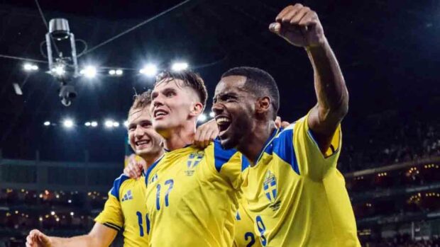 jugadores de Suecia festejan el triunfo