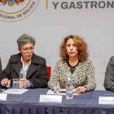 Autoridades del ministerio de Turismo