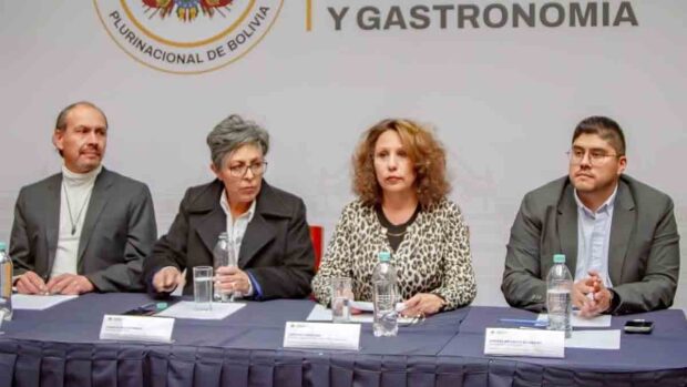Autoridades del ministerio de Turismo