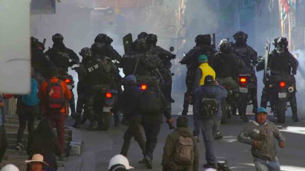 policías contienen marcha de sectores afines a Evo Morales