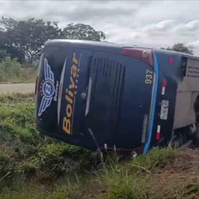 bus de la empresa bolívar vuelca en la carretera nueva Cochabamba-Santa Cruz