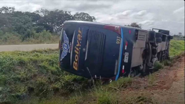 bus de la empresa bolívar vuelca en la carretera nueva Cochabamba-Santa Cruz