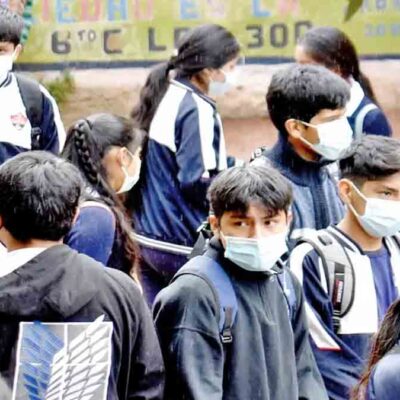 retorno a clases con barbijo en Cochabamba