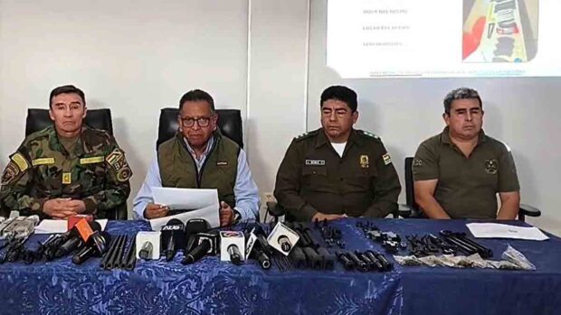 armas AK 47 en Viru Viru