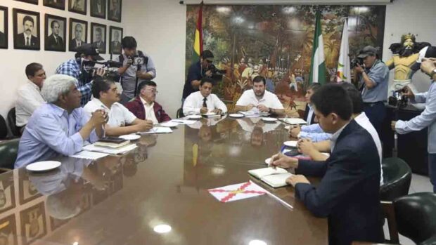 reunión de cívicos en Bolivia