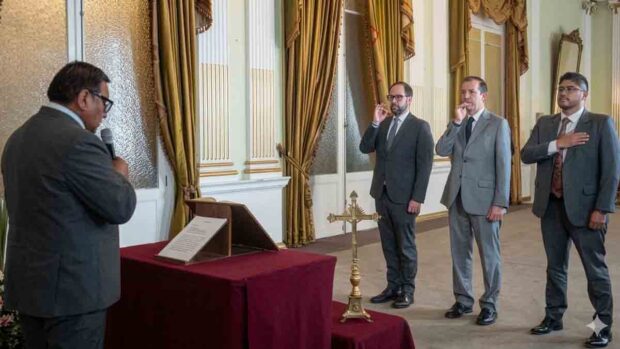 posesionan tres viceministros