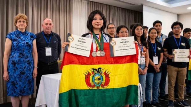 adolescente gana medallas de plata en matemáticas
